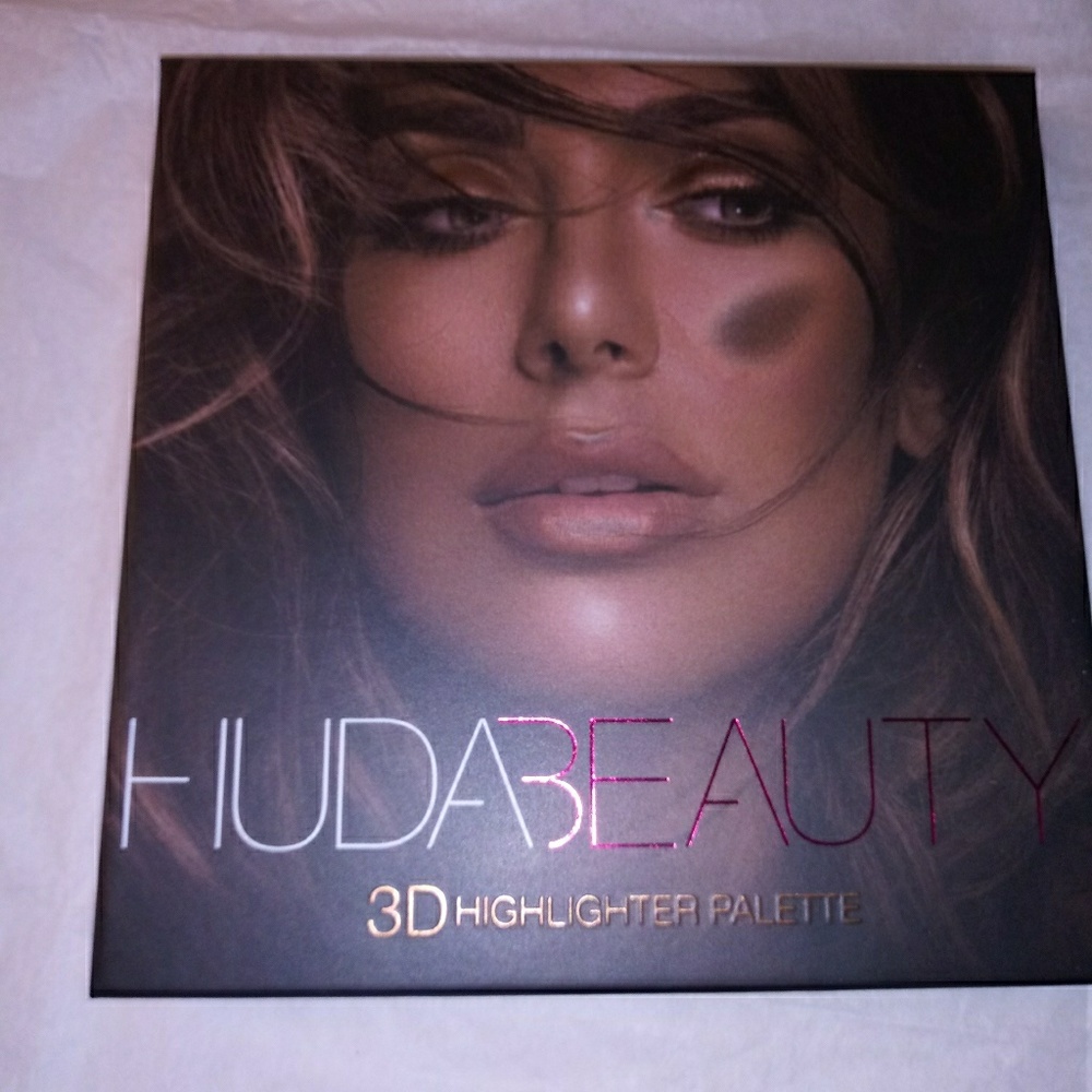 HUDA BEAUTY 3D HIGHLIGHT PALETTE